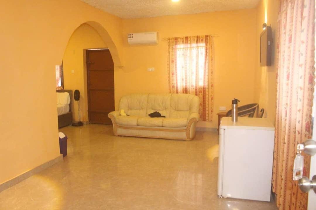 Debora Guest House فريتاون المظهر الخارجي الصورة